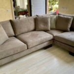 Rifoderatura completa del divano Isola Tino Mariani in microfibra con nuovo rivestimento artigianale
