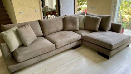 Rifoderatura completa del divano Isola Tino Mariani in microfibra con nuovo rivestimento artigianale