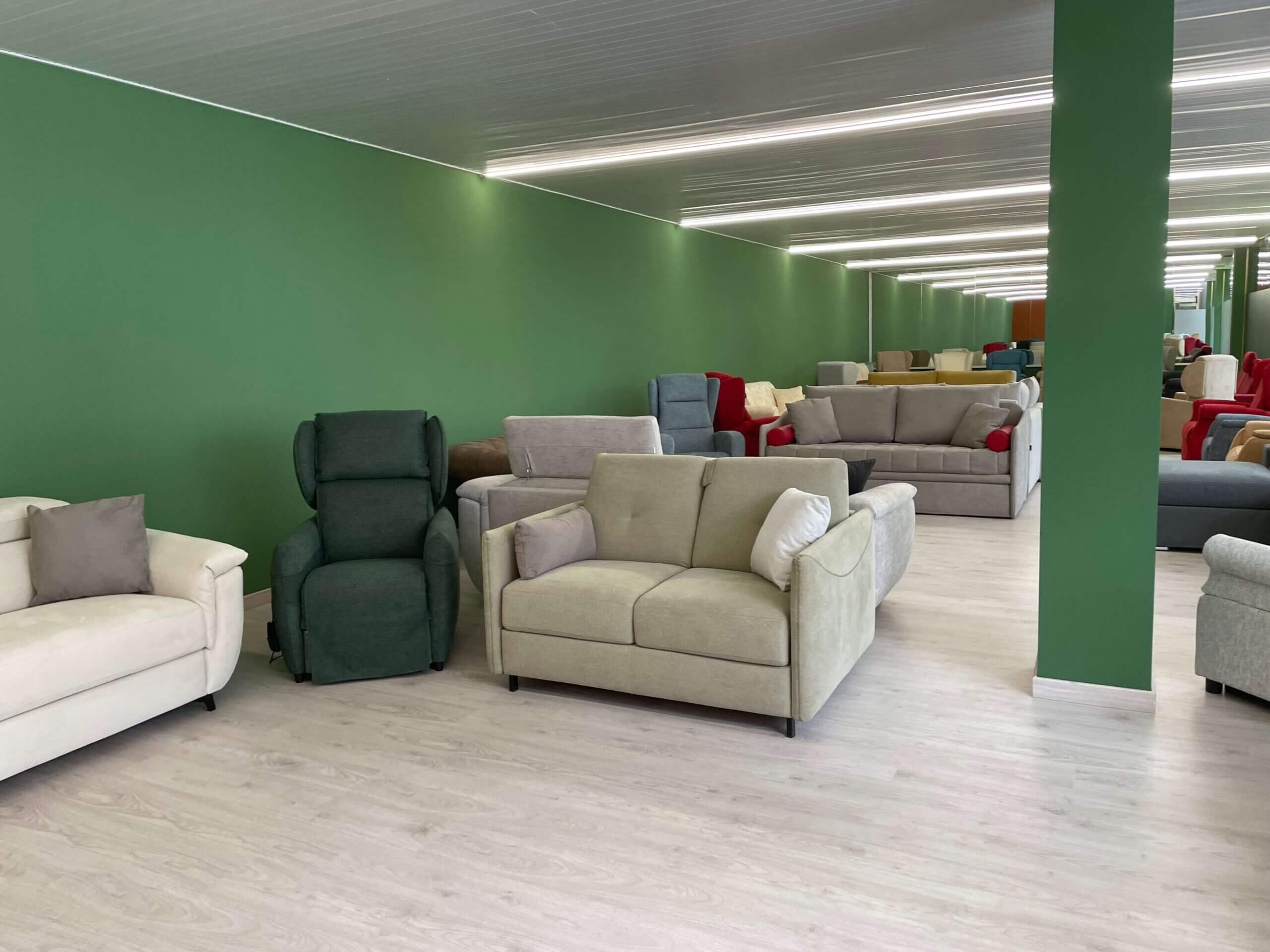 Showroom rinnovato con divani letto e poltrone relax Tino Mariani a Lissone